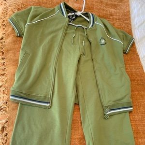 Two piece Max As sportColor moss for a women.